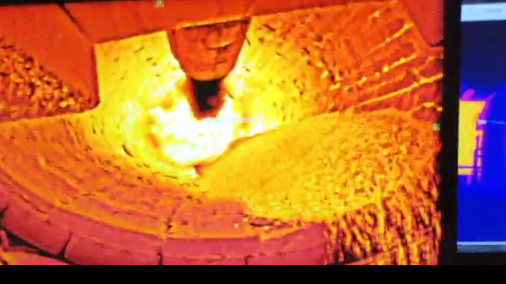 專業(yè)紅外熱像儀探入爐窯內(nèi)部，監(jiān)測(cè)內(nèi)部溫度